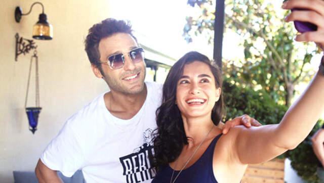 Mert Fırat'la Ayrıldıktan Sonra Zor Günler Geçiren Hande Doğandemir'in Ayak Bileği Kırıldı