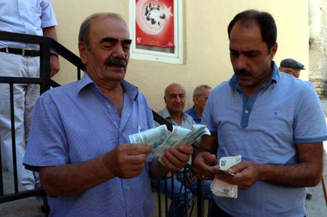 Köylüler, Kışın Sahipsiz Kalan Kediler İçin Cuma Namazı Sonrası Yardım Toplandı