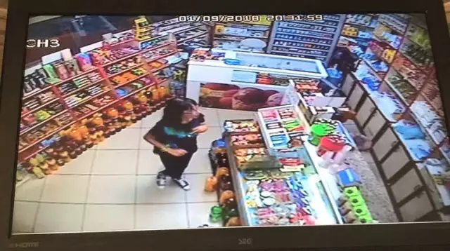 Küçük Kız Market Sahibi Yokken Şeker Aldı, Parasını Kameraya Gösterip Bıraktı