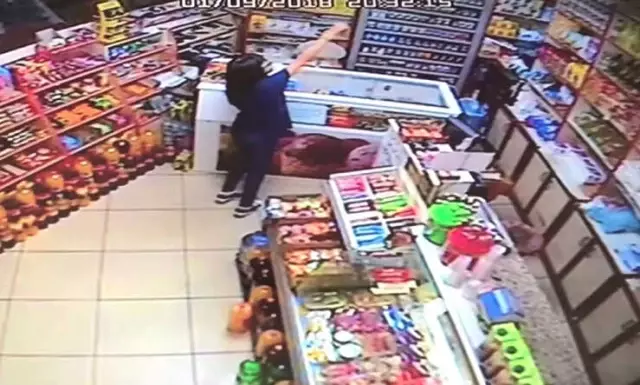 Küçük Kız Market Sahibi Yokken Şeker Aldı, Parasını Kameraya Gösterip Bıraktı