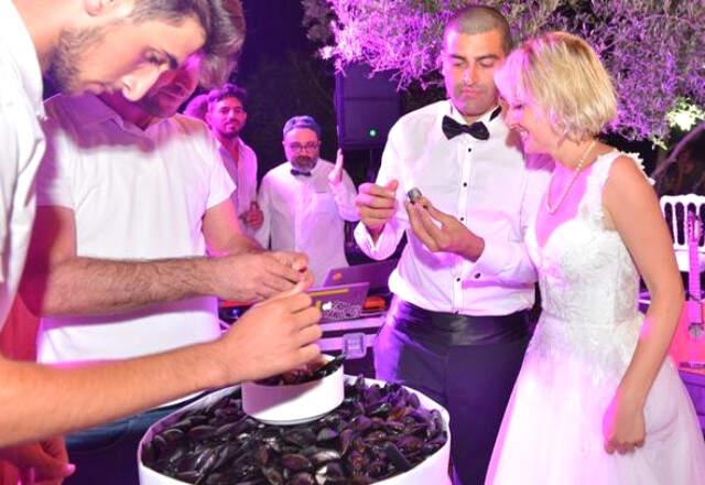 Müzisyen Sevgilisiyle Evlenen Oyuncu Nihan Tarhan, Düğün Pastası Yerine Midye Dolma Dağıttı