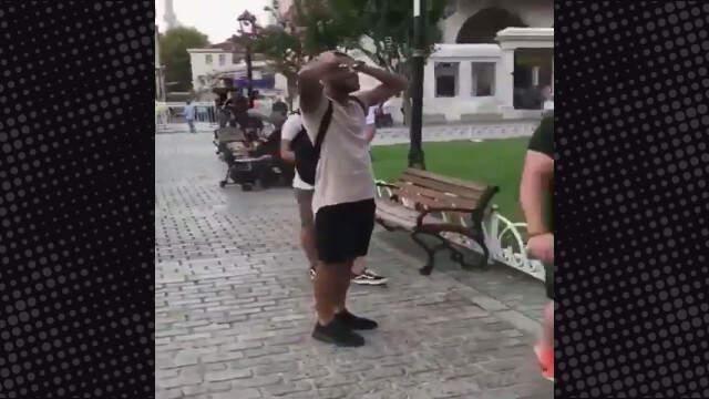 Türkiye'yi Ziyaret Eden Rafinha, Futbol Oynayan Çocukların Topunu Ağaca Kaçırdı
