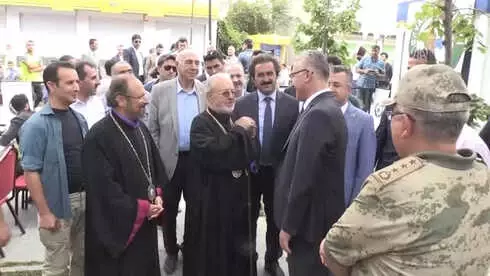 Akdamar Adası'ndaki Ayin Sonrası 'Barış ve Kardeşlik Sofrası' Kuruldu Akdamar Adası'ndaki Ayin Sonrası 'Barış ve Kardeşlik Sofrası' Kuruldu