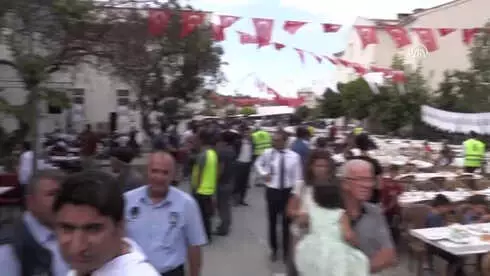 Akdamar Adası'ndaki Ayin Sonrası 'Barış ve Kardeşlik Sofrası' Kuruldu Akdamar Adası'ndaki Ayin Sonrası 'Barış ve Kardeşlik Sofrası' Kuruldu