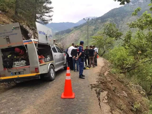 Artvin'de Kamyon Şarampole Yuvarlandı: 1 Ölü
