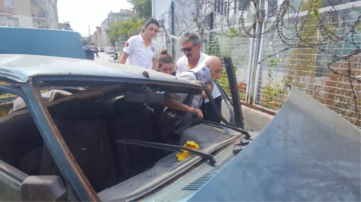 Bursa'da Duvara Çarpan Otomobil Hurdaya Döndü