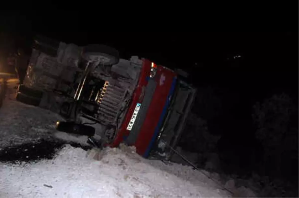 Fıstık İşçilerini Taşıyan Kamyonet Devrildi: 17 Yaralı