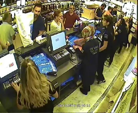 Kasada Unutulan Cüzdanı Çaldı Kasada Unutulan Cüzdanı Çaldı