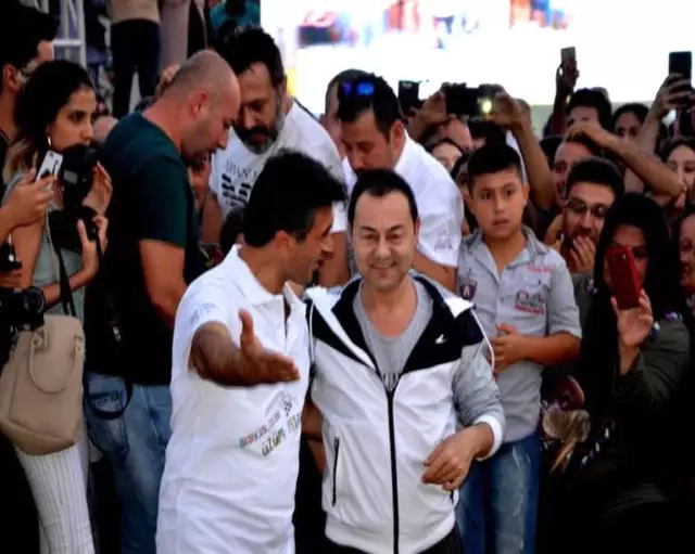 Serdar Ortaç ve Doğukan Manço Üzüm Suyu Çıkardı