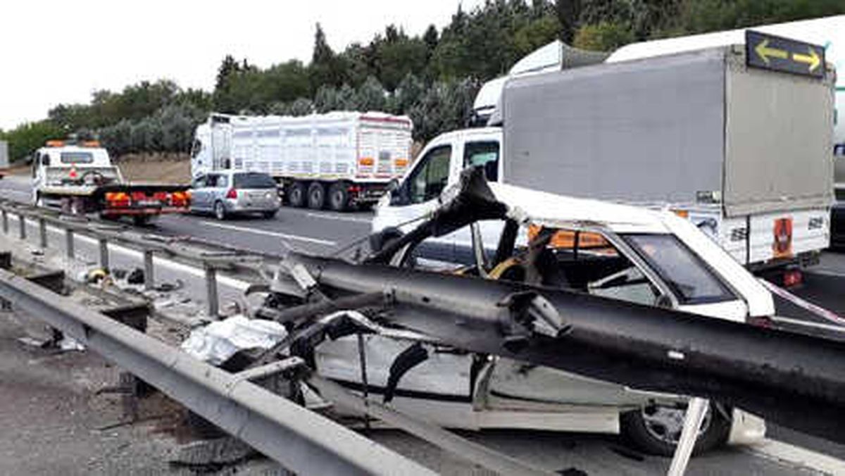 TEM'de Bariyerlere Ok Gibi Saplanan Otomobildeki Sürücü, Feci Şekilde Can Verdi