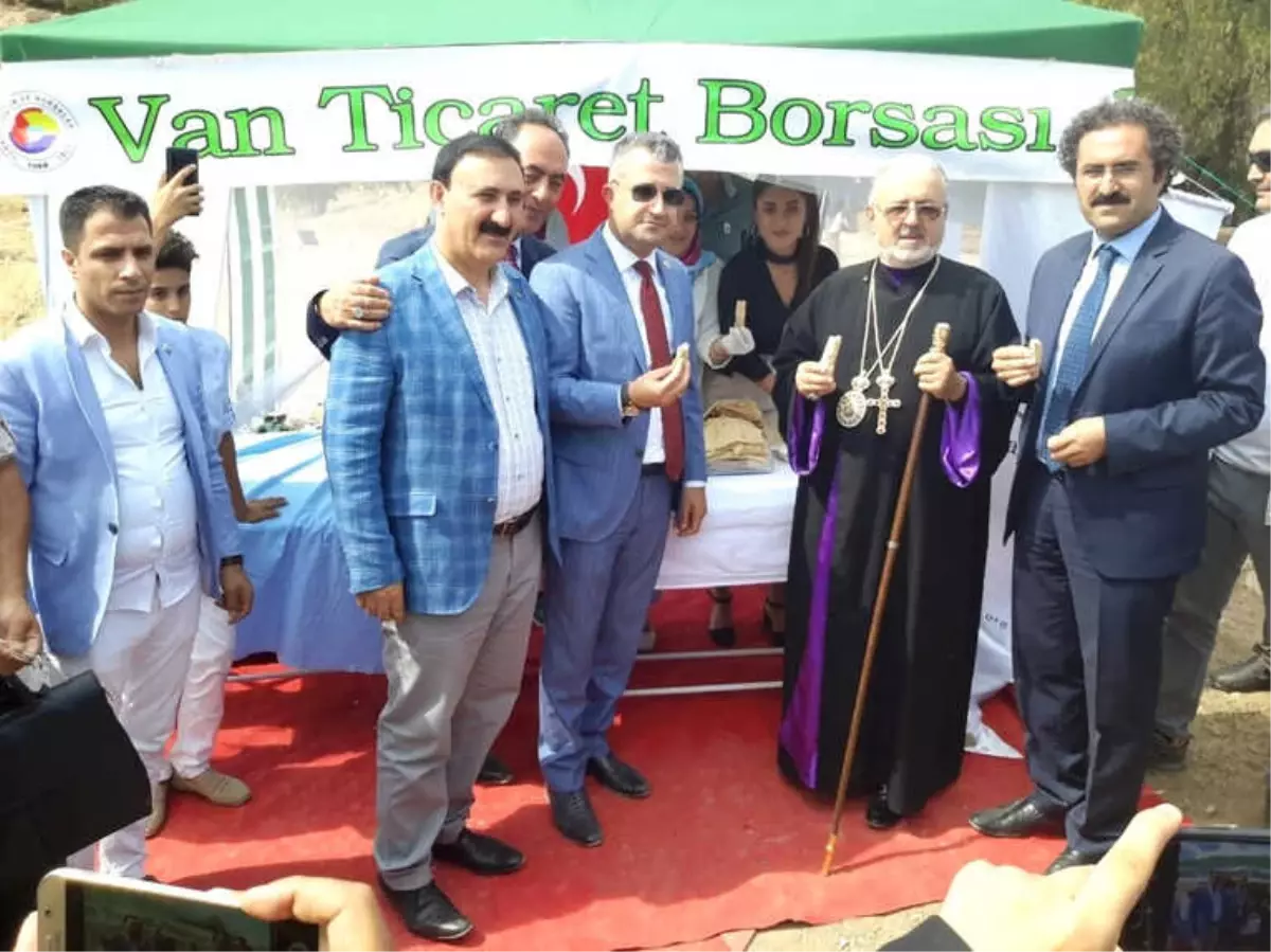 Van Ticaret Borsasından Ayin İçin Gelenlere Yöresel Ürün İkramı