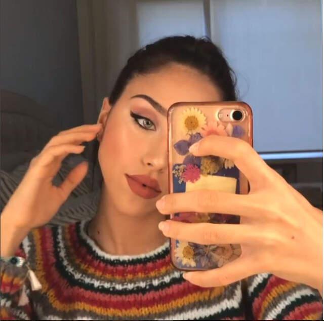 Zeynep Alkan Güzelliğiyle Takipçilerini Büyüledi