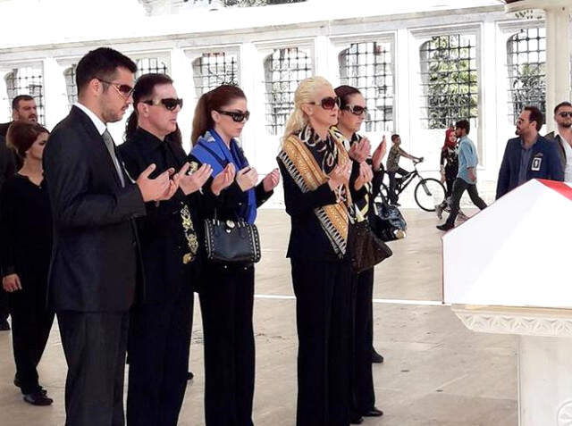 5 Çocuğu ve 1 Torunu Adnan Oktar Operasyonu'nda Tutuklanan Anne, Kızlarını 12 Yıl Sonra Gördü