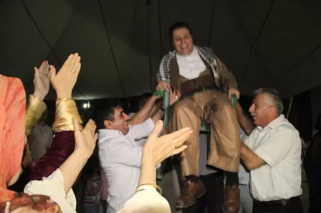 AK Parti'li Mulamahmutoğlu'na Görkemli Düğün AK Parti'li Mulamahmutoğlu'na Görkemli Düğün