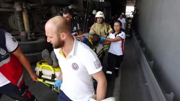 Ek Bilgi ve Fotoğraflarla) Zeytinburnu�nda Hafriyat Kamyonu Devrildi