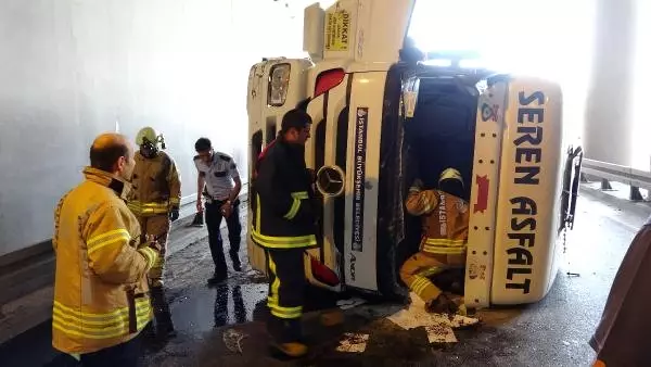 Ek Bilgi ve Fotoğraflarla) Zeytinburnu�nda Hafriyat Kamyonu Devrildi