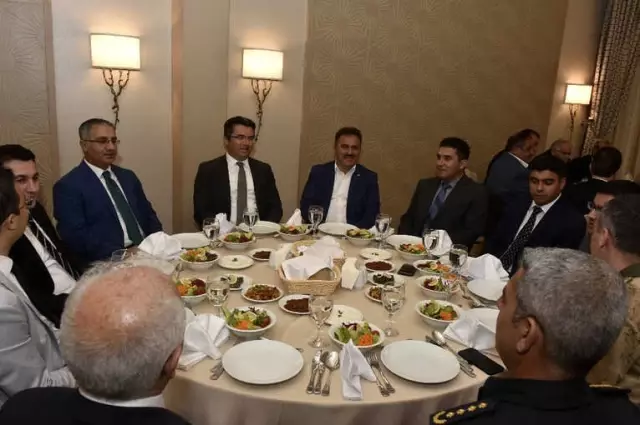 Gümüşhane'de Tayini Çıkan Kaymakamlara Veda Yemeği Gümüşhane'de Tayini Çıkan Kaymakamlara Veda Yemeği