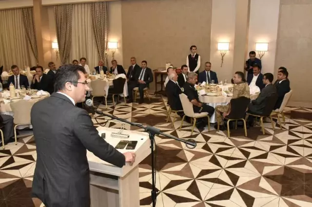 Gümüşhane'de Tayini Çıkan Kaymakamlara Veda Yemeği Gümüşhane'de Tayini Çıkan Kaymakamlara Veda Yemeği