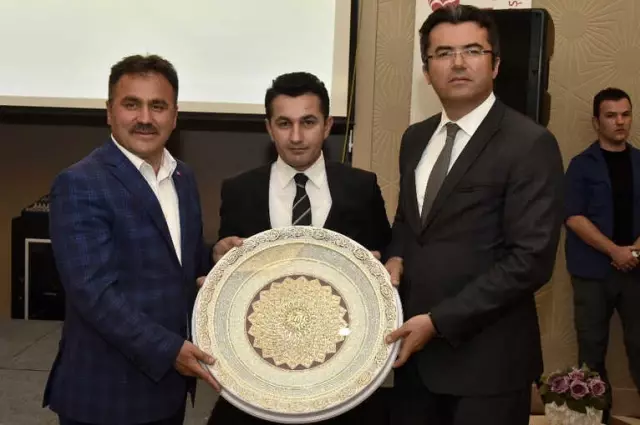 Gümüşhane'de Tayini Çıkan Kaymakamlara Veda Yemeği Gümüşhane'de Tayini Çıkan Kaymakamlara Veda Yemeği