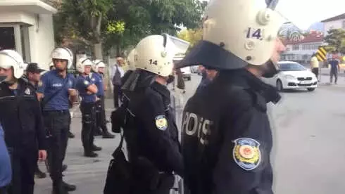 Polis ile Şüpheli Yakınları Arasında Arbede Polis ile Şüpheli Yakınları Arasında Arbede
