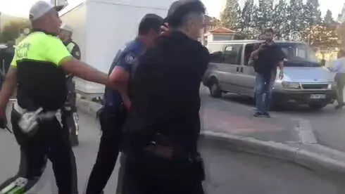 Polis ile Şüpheli Yakınları Arasında Arbede Polis ile Şüpheli Yakınları Arasında Arbede
