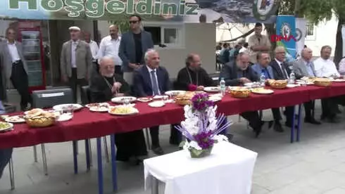 Van Akdamar Kilisesi'nde 3 Yıl Aradan Sonra Ayin Van Akdamar Kilisesi'nde 3 Yıl Aradan Sonra Ayin