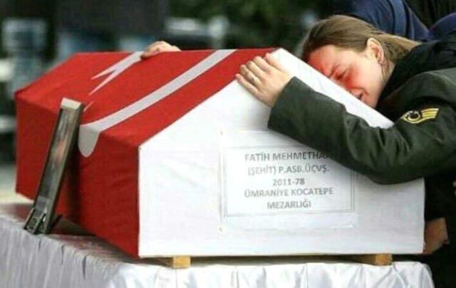 Afrin Şehidin Eşi, Düğün Fotoğraflarının Aynısını Tekrardan Tek Başına Çektirdi