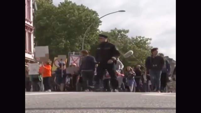 Almanya'da Çocuklar Sokağa Döküldü! Küçük Çocuklar, Anne-Babalarının Çok Fazla Telefonla İlgilenmesini Protesto Etti