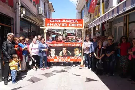 Ayvalık'ta Deniz Gezmiş'i Anan 30 Kişinin Yargılanmasına Başladı