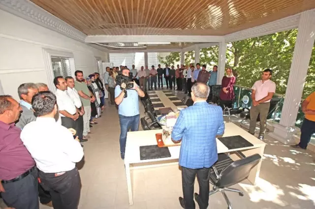Belediye Personelinden Başkan Öztürk'e Sürpriz Kutlama
