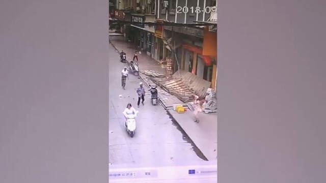 Çin'de Devasa Tabelanın Yolda Yürüyen 3 Kişinin Üstüne Düştüğü Anlar Saniye Saniyesine Kaydedildi