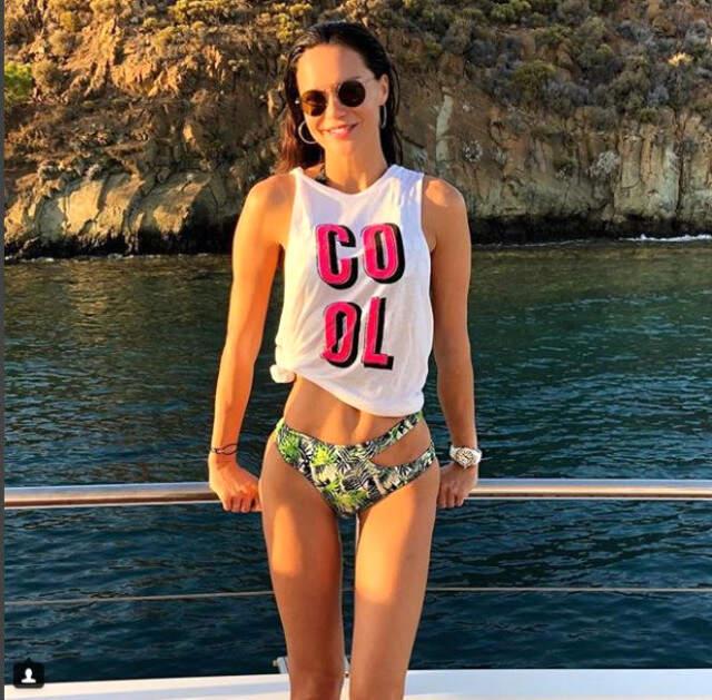 Ünlü Model Ebru Şallı, Mini Elbisesiyle Ayna Karşısında Poz Verdi