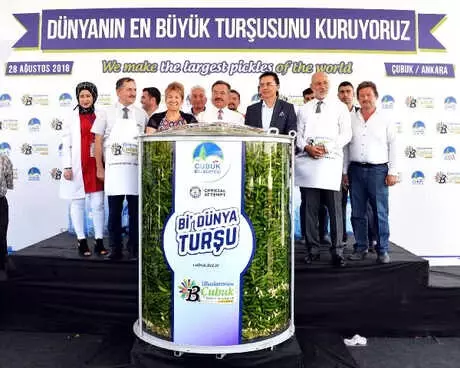1,5 Tonluk Turşu Kurarak, Rekor Denemesi Gerçekleştirdiler 1,5 Tonluk Turşu Kurarak, Rekor Denemesi Gerçekleştirdiler