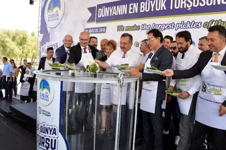 1,5 Tonluk Turşu Kurarak, Rekor Denemesi Gerçekleştirdiler 1,5 Tonluk Turşu Kurarak, Rekor Denemesi Gerçekleştirdiler