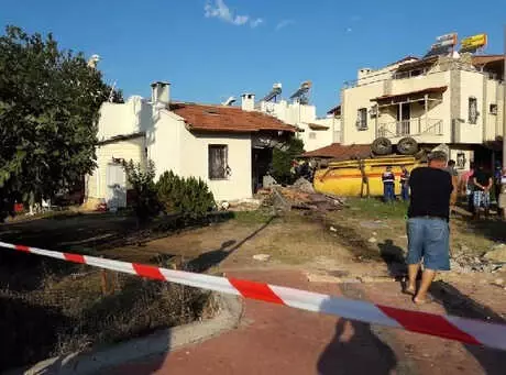 Eve Çarpıp, Devrilen Vidanjörün Sürücüsü Öldü