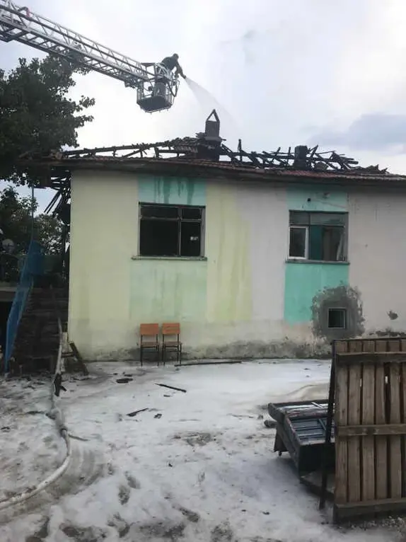 Isparta'da Yanan 2 Katlı Ahşap Ev Kullanılamaz Hale Geldi