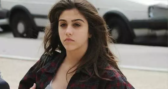Madonna'nın Kızı Lourdes Leon, Tıraşsız Bacağıyla Podyuma Çıktı Madonna'nın Kızı Lourdes Leon, Tıraşsız Bacağıyla Podyuma Çıktı