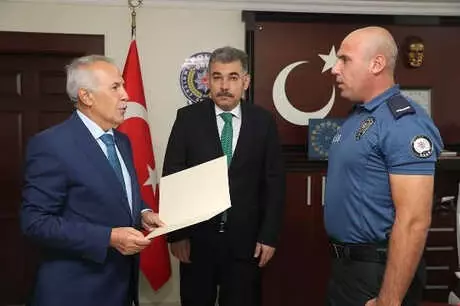Vali'den Suriyeli Kadını Sırtında Taşıyan Polise Takdir Belgesi