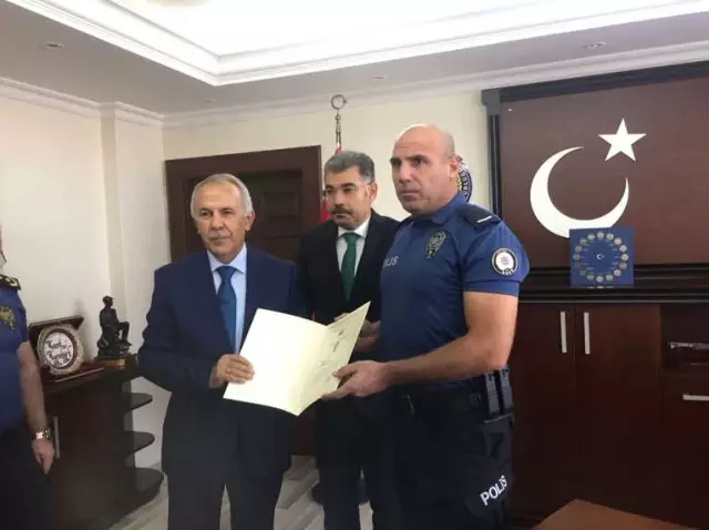 Yaralı Suriyeliyi Sırtında 2 Kilometre Taşıyan Polise Başarı Belgesi