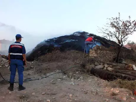 Anız Yangını Yerleşim Alanına Sıçradı