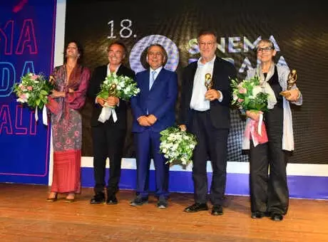 İEF'de Yıldızlar Geçidi Sinema Burada İEF'de Yıldızlar Geçidi Sinema Burada