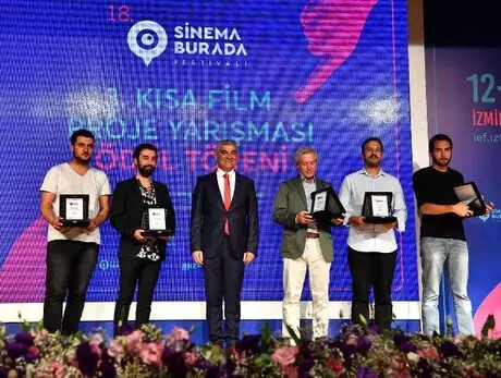 İEF'de Yıldızlar Geçidi Sinema Burada İEF'de Yıldızlar Geçidi Sinema Burada