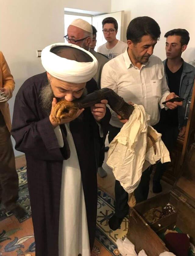 'Cübbeli Ahmet'in Menzil Şeyhinin Protez Kolunu Öptüğü Fotoğraf Sosyal Medyayı Salladı