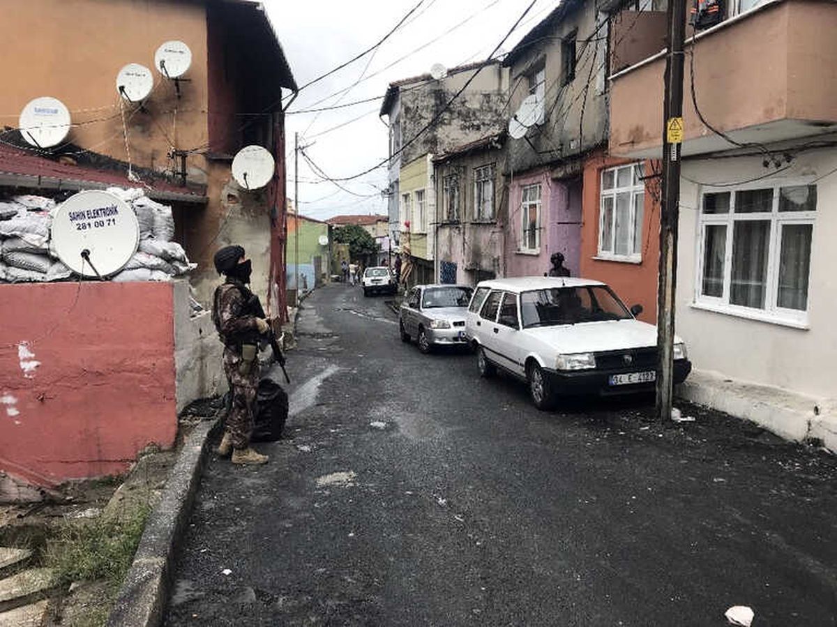İstanbul'da Pencereden Atılan Uyuşturucu Maddeleri 'Eros' Buldu