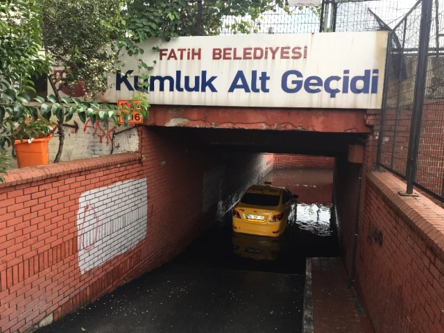 İstanbul'da Yağış Sonrası Taksi Alt Geçitte Mahsur Kaldı Haberler