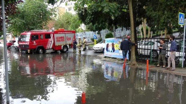 Sağanak Yağış Sonrası Beşiktaş'ı Su Bastı, Vatandaşlar Yolu Geçmek İçin Duvarlara Tırmandı