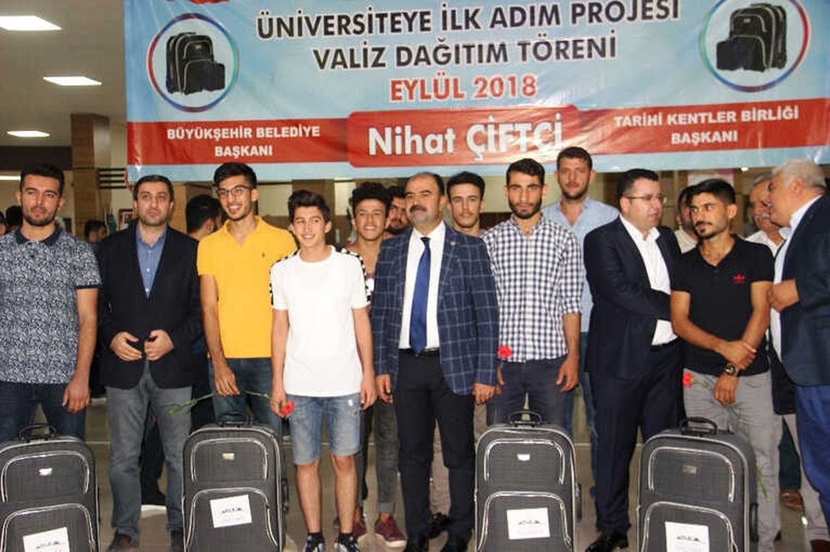 Üniversiteye İlk Adımı Atan 400 Öğrenciye Valiz Hediyesi