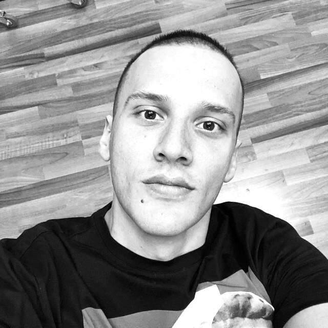 Ünlü Şarkıcı Edis'in, Kardeşiyle Olan Benzerliği Takipçileri Şaşkına Çevirdi