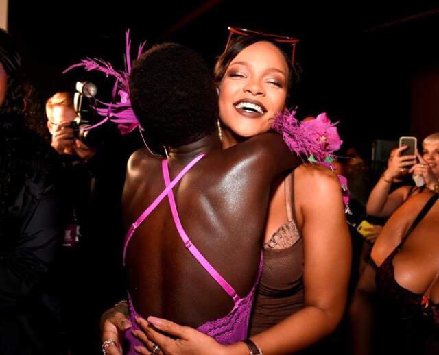 Ünlü Şarkıcı Rihanna, İç Çamaşır Defilesiyle Göz Kamaştırdı
