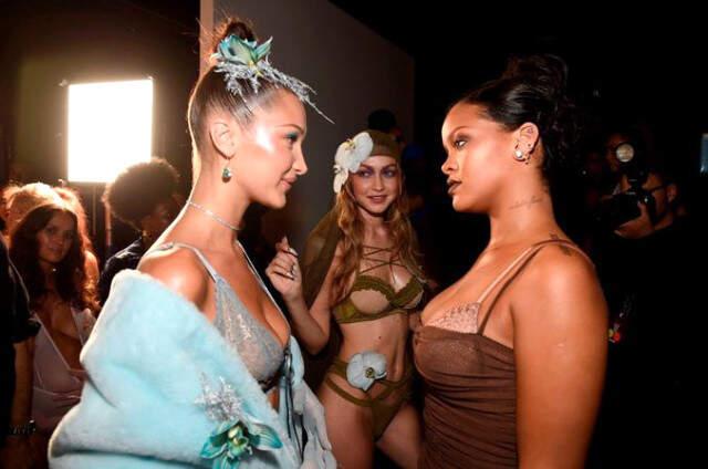 Ünlü Şarkıcı Rihanna, İç Çamaşır Defilesiyle Göz Kamaştırdı